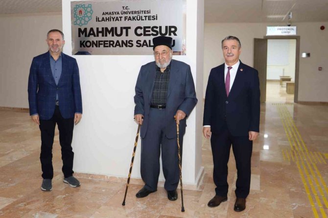 İ̇lahiyat Fakültesi Konferans Salonuna Mahmut Cesur’un Adı Verildi