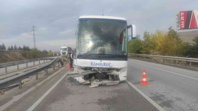 Tırların Ve Otobüsün Karıştığı Kazada Faciadan Dönüldü