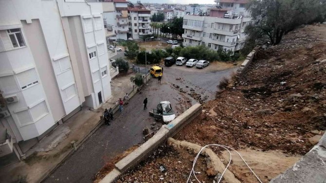 Yağmur Sebebiyle Yıkılan İstinat Duvarı Otomobili Hurdaya Çevirdi