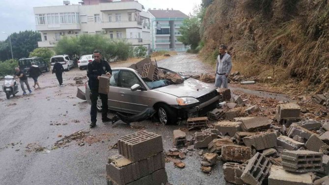 Yağmur Sebebiyle Yıkılan İstinat Duvarı Otomobili Hurdaya Çevirdi