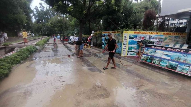 Manavgat’ta Sağanak Yağmur Ve Dolu Etkili Oldu