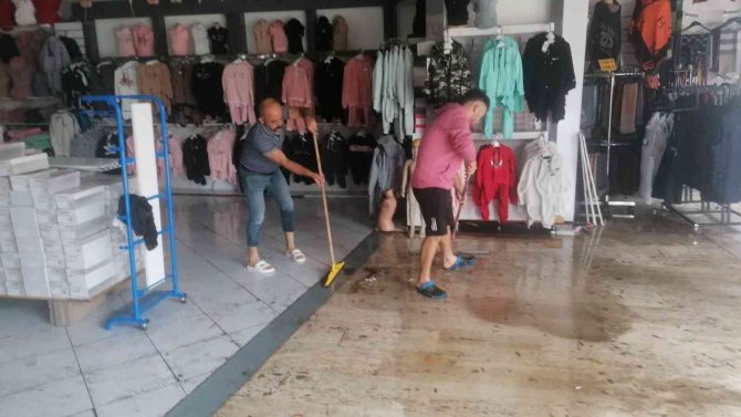 Manavgat’ta Sağanak Yağmur Ve Dolu Etkili Oldu