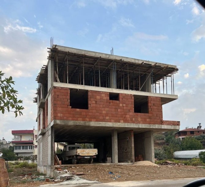 İ̇nşaattan Düşen İşçi Kaldırıldığı Hastanede Hayatını Kaybetti
