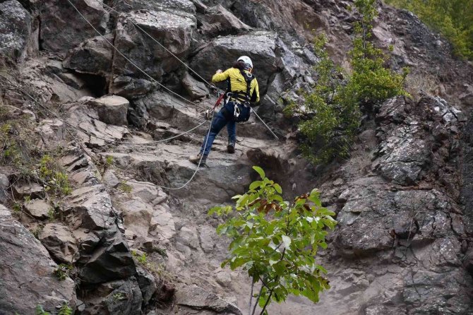 Artvin’de Yamaçtan Bulunan Tehlikeli Kayalar Düşürüldü