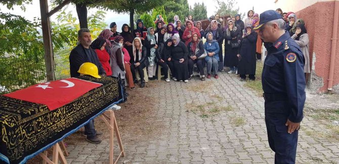 Maden Şehidinin Annesinin Ve Kız Kardeşinin Feryatları Yürekleri Dağladı