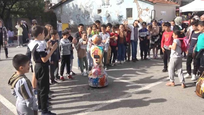 İ̇nsansı Robot Dans Gösterisi İle Eğlendirdi, Öğrenciler Eşlik Etti