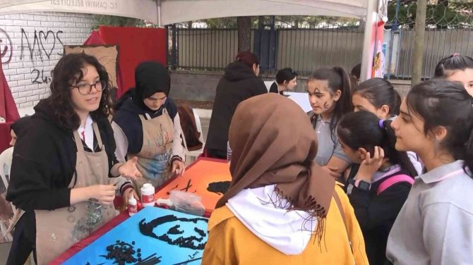 İ̇nsansı Robot Dans Gösterisi İle Eğlendirdi, Öğrenciler Eşlik Etti