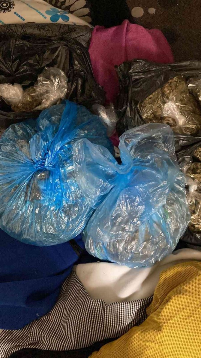 Koltuk Ve Çekyatın Altından 1,5 Kilo Uyuşturucu Çıktı