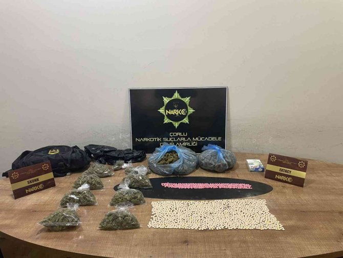 Koltuk Ve Çekyatın Altından 1,5 Kilo Uyuşturucu Çıktı
