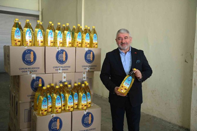 Çorum Belediyesi, Ektiği Ayçiçeklerinin Yağını İhtiyaç Sahiplerine Dağıtıyor