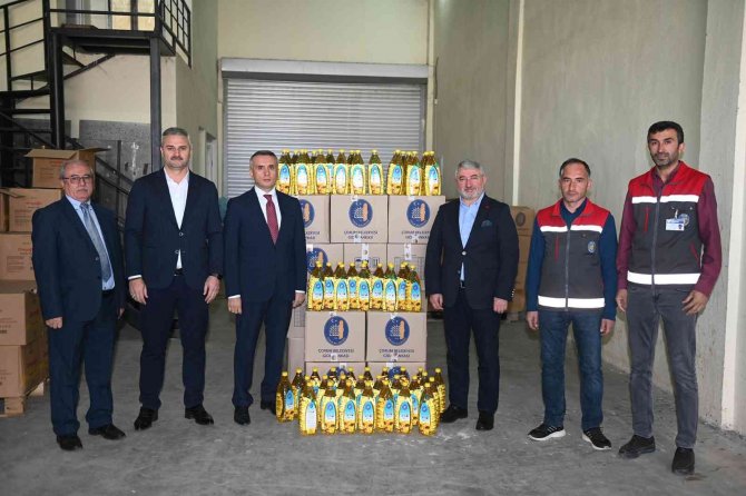 Çorum Belediyesi, Ektiği Ayçiçeklerinin Yağını İhtiyaç Sahiplerine Dağıtıyor