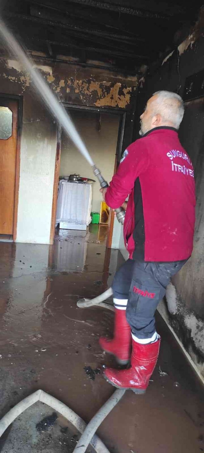 Alevlere Teslim Olan Ev Küle Döndü