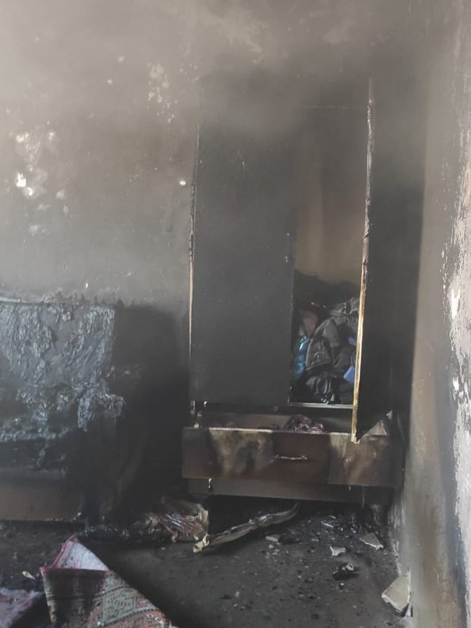 Alevlere Teslim Olan Ev Küle Döndü