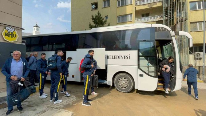 Fenerbahçe Hdı Sigorta Erkek Voleybol Kafilesine Davul Zurnalı Karşılama
