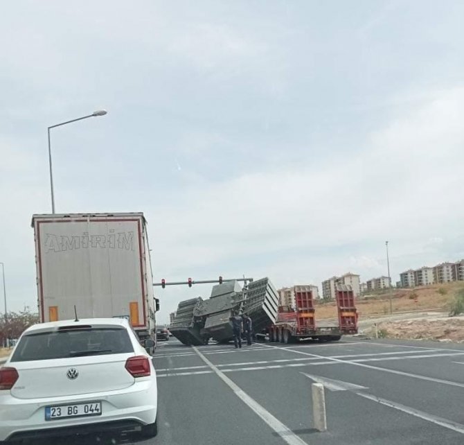 Elazığ’da Trafo Yüklü Tır Yan Yattı