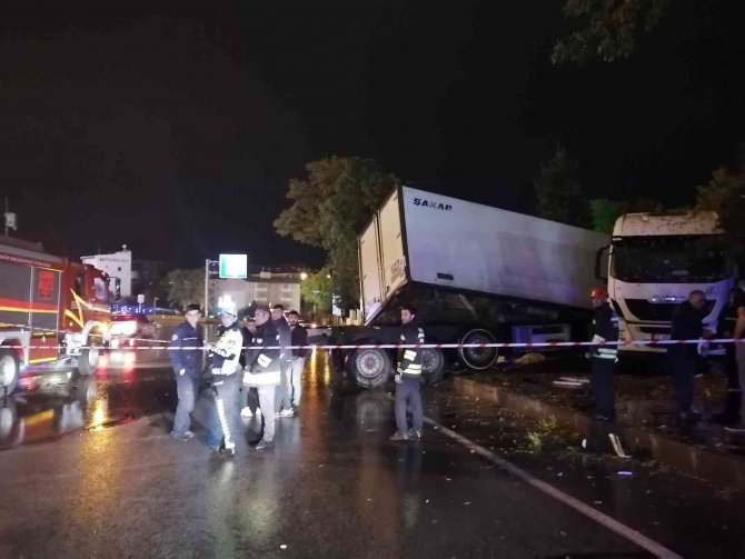 Yolda Kayan Tır Parkın Duvarına Çarparak Durdu