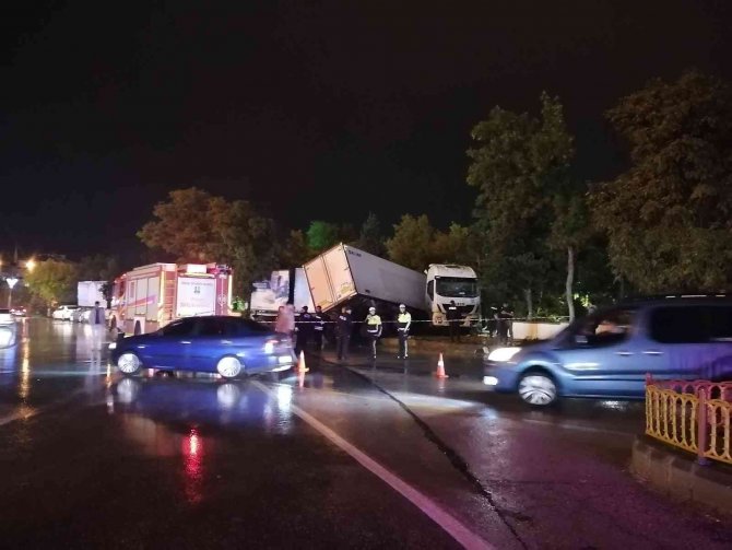 Yolda Kayan Tır Parkın Duvarına Çarparak Durdu