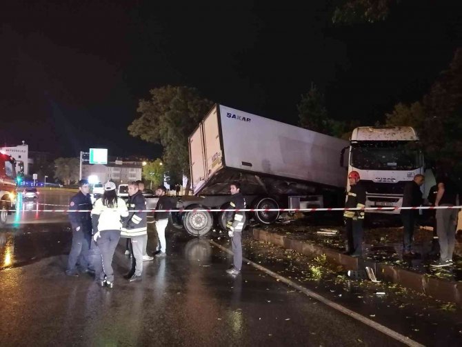 Yolda Kayan Tır Parkın Duvarına Çarparak Durdu