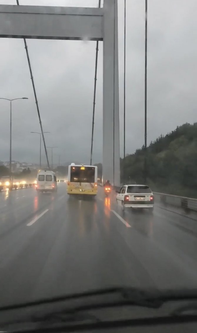 Fsm Köprüsü’nde İ̇ett Otobüsü, Motosikletliye Rüzgara Karşı Siper Oldu