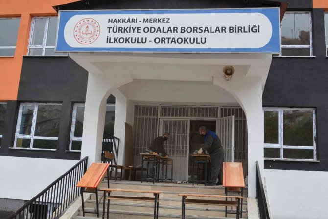 Hakkari’deki Okullar Usta Öğreticilerle Güzelleşiyor