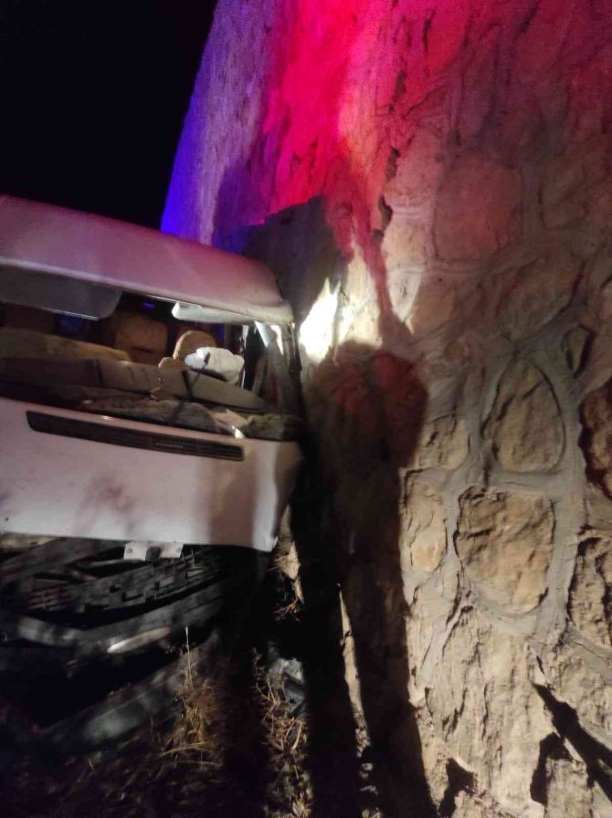 Yüksekova’da Minibüs İstinat Duvarına Çarptı: 1 Ölü