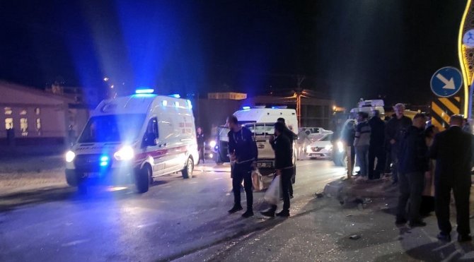 Yüksekova’da Trafik Kazası: 2 Yaralı
