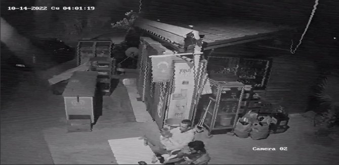 Önce Dolaptaki Yiyeceklerle Ziyafet Çektiler Ardından Motoru Çaldılar