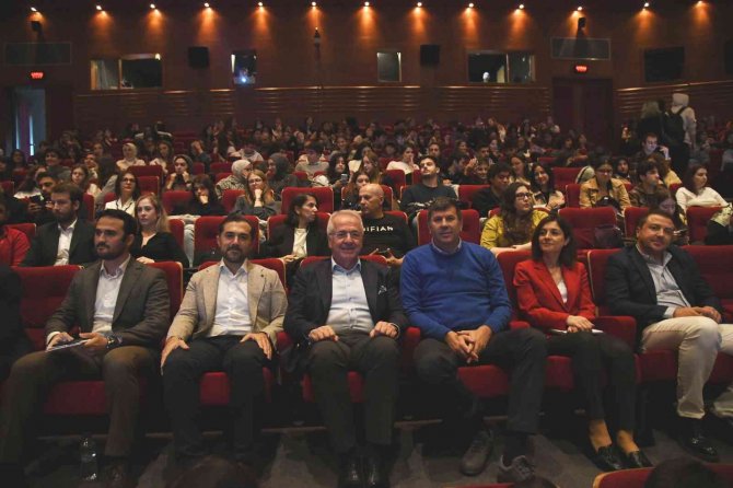 Başkan Odabaşı, ’Başarısızlık Zirvesi’nde Gençlere Seslendi: "En İyiyi Hedefleyin"