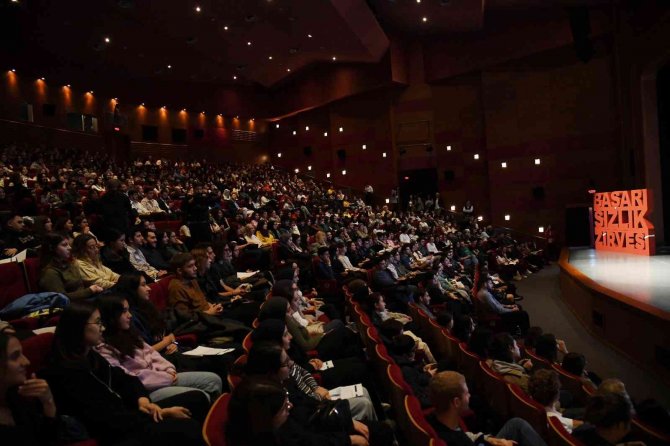 Başkan Odabaşı, ’Başarısızlık Zirvesi’nde Gençlere Seslendi: "En İyiyi Hedefleyin"