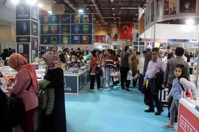 Kitap Fuarı’na Ziyaretçi Akını