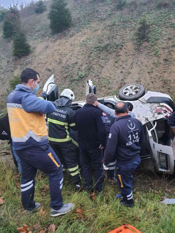 İ̇ki Otomobil Su Kanalına Devrildi, Araçta Sıkışan Yaralıyı İtfaiye Kurtardı