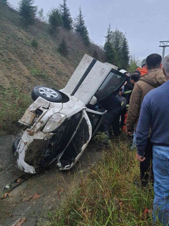 İ̇ki Otomobil Su Kanalına Devrildi, Araçta Sıkışan Yaralıyı İtfaiye Kurtardı