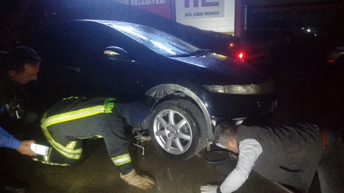 Otomobilin Altına Sıkışan Köpeği İtfaiye Ekipleri Kurtardı