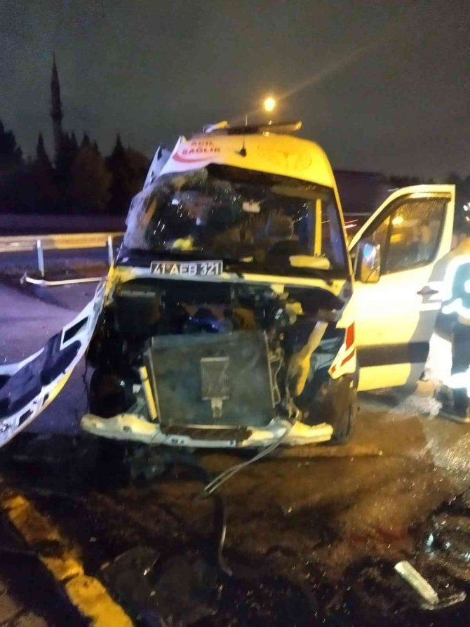 Takla Atan Ambulans Hurdaya Döndü: 3 Yaralı