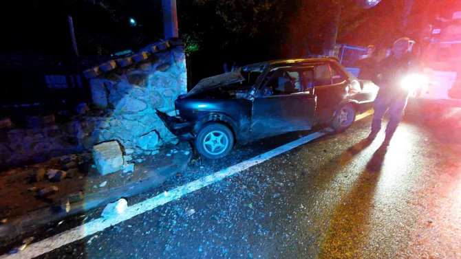 Otomobil Yoldan Çıkıp Duvara Çarptı: 1 Ölü, 1 Yaralı