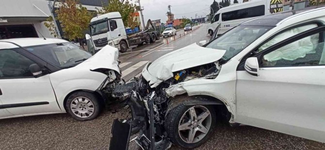 Otomobil Ve Hafif Ticari Araç Kafa Kafaya Çarpıştı: 2 Yaralı