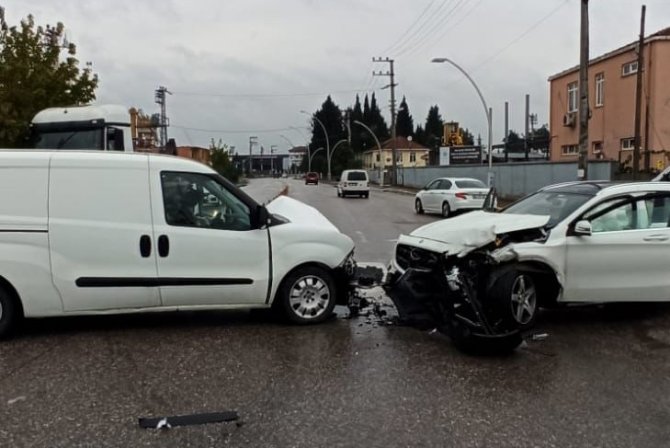 Otomobil Ve Hafif Ticari Araç Kafa Kafaya Çarpıştı: 2 Yaralı