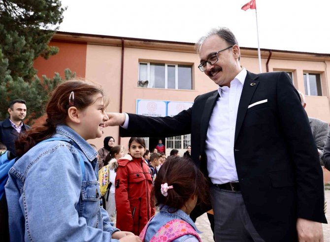 ’Köyümü Seviyorum Sokağımı Boyuyorum’ Projesi Kınık’ta Başladı