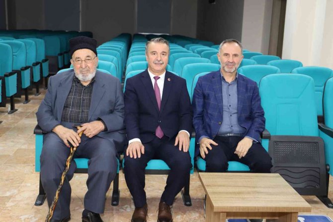 İ̇lahiyat Fakültesi Konferans Salonuna Mahmut Cesur’un Adı Verildi