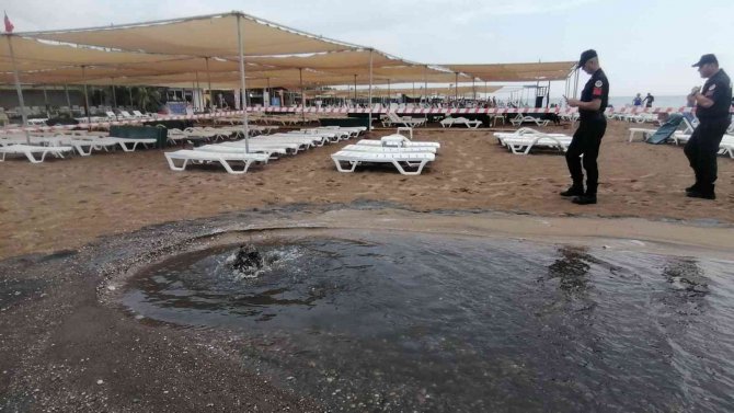 Manavgat’ta Sahilde Patlayan Kanalizasyon Ve Kötü Koku Turistlere Zor Anlar Yaşattı