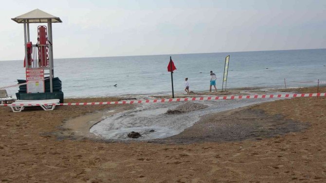 Manavgat’ta Sahilde Patlayan Kanalizasyon Ve Kötü Koku Turistlere Zor Anlar Yaşattı