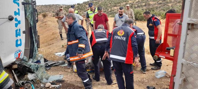 Mardin’de Akaryakıt Yüklü Tır Devrildi: 1 Yaralı