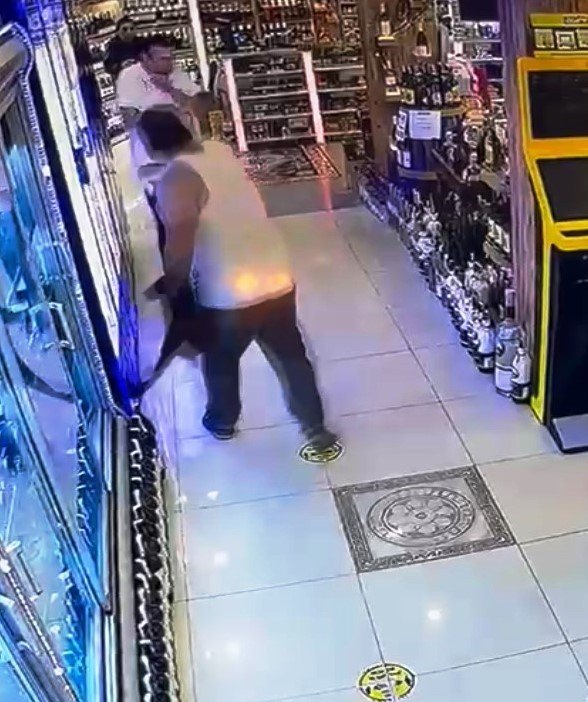 Kardeşinin Marketine Baltayla Saldırdı