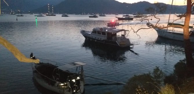 Göcek’te Koyda Bağlı Tekne Cayır Cayır Yandı
