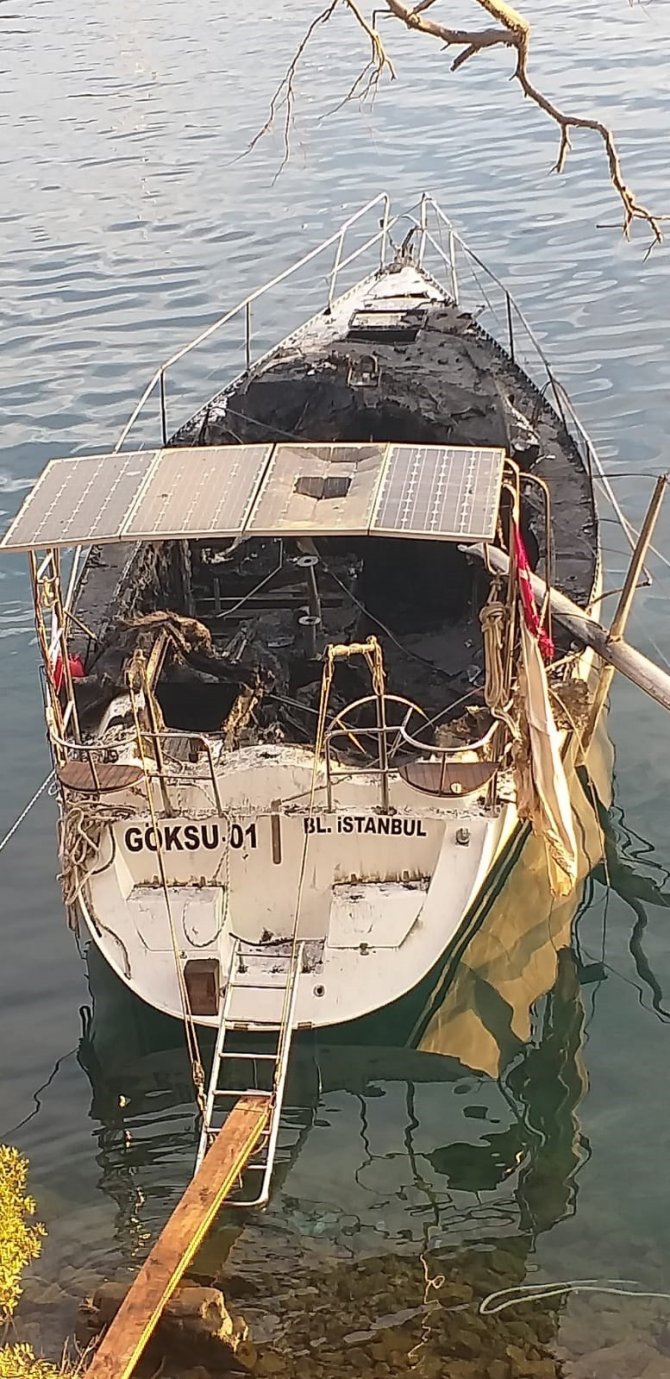 Göcek’te Koyda Bağlı Tekne Cayır Cayır Yandı