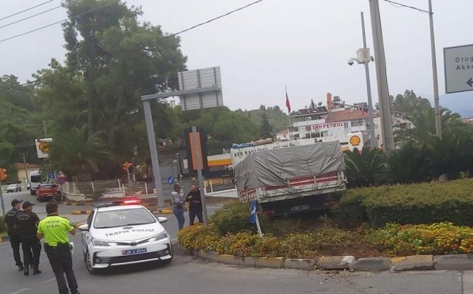 Marmaris’te Freni Patlayan Kamyon Kavşağa Çıktı