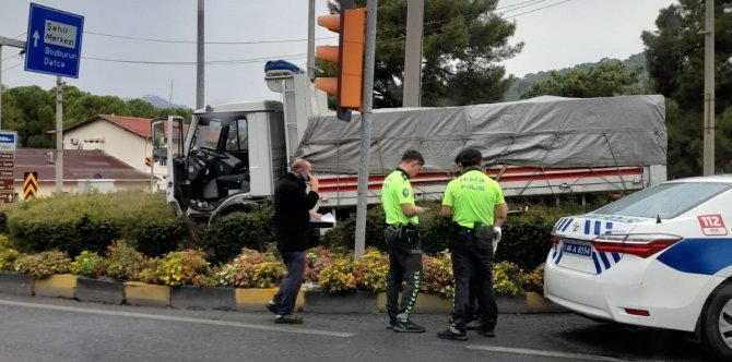 Marmaris’te Freni Patlayan Kamyon Kavşağa Çıktı