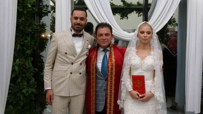 Binlerce Nikah Kıydı, Kızının En Mutlu Gününde Gözyaşlarına Hakim Olamadı