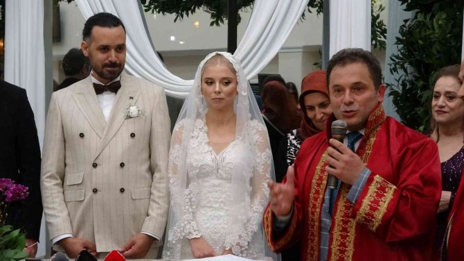 Binlerce Nikah Kıydı, Kızının En Mutlu Gününde Gözyaşlarına Hakim Olamadı
