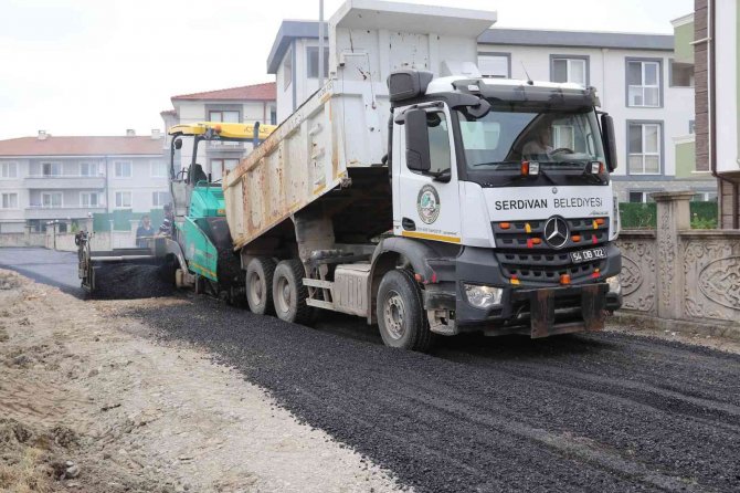 Serdivan’da Asfalt Seferberliği Sürüyor